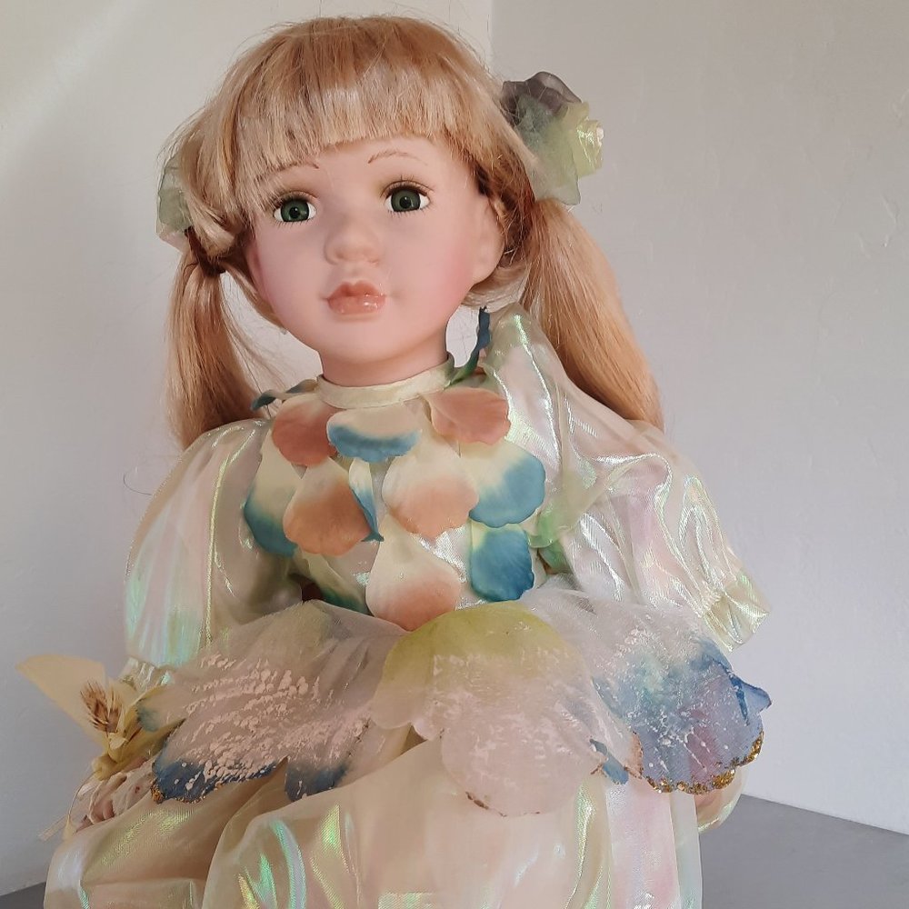 Porcelain lifelike baby doll in sitting position, displace, good condition.